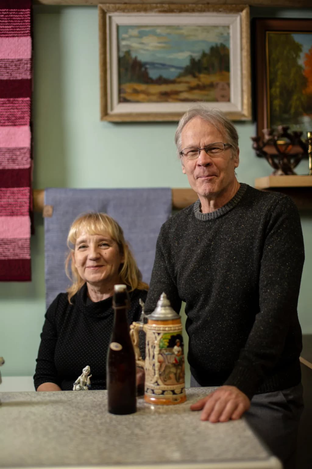 Kauplus Varakamber tutvustus - omanikud Terje Kullus ja Aare Kullus poes